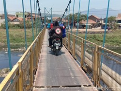 Warga Keluhkan Rusaknya Jembatan Gantung Rancamayar Bandung