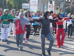 Ribuan Warga Tuban Larut dalam Goyang Dayung ala Jokowi