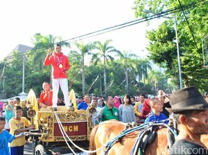Peraih Emas Asian Games Pulang Kampung: Warga Ajak Goyang Dayung Peraih Emas Asian Games Pulang Kampung: Warga Ajak Goyang Dayung