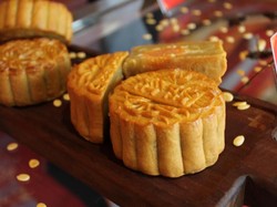 Nikmati Kue Bulan Charcoal yang Unik dengan Oolong Tea dari Taiwan