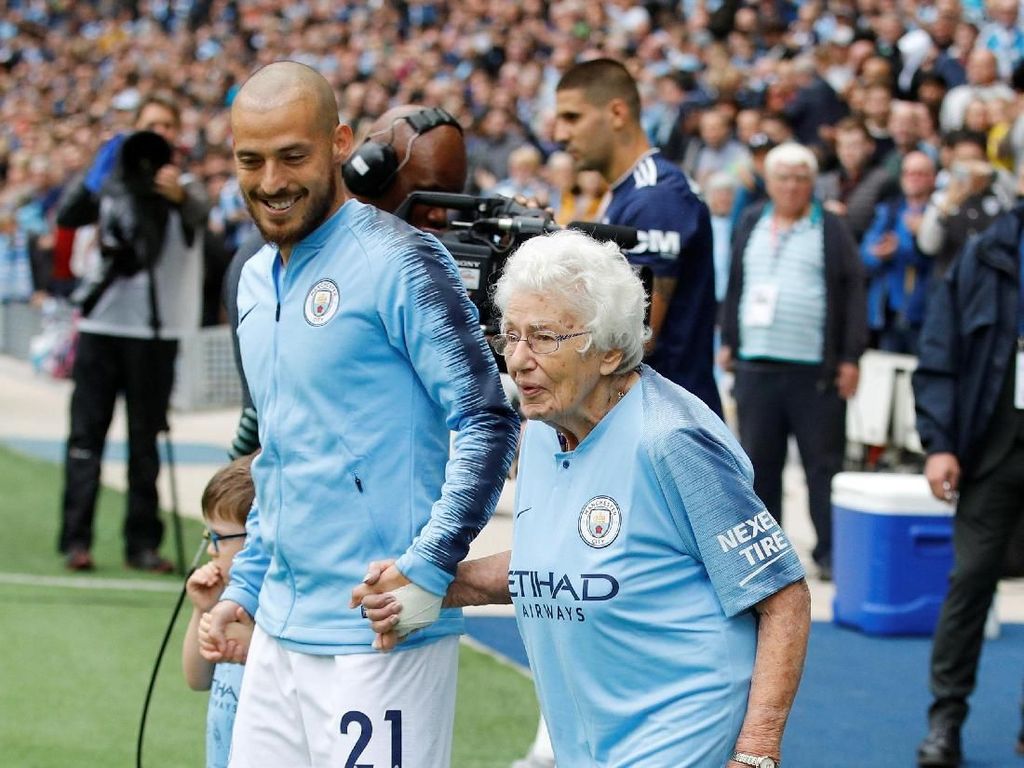 Ketika Nenek-Nenek Usia 102 dan 98 Tahun Iringi Pemain City Masuk Lapangan Ketika Nenek-Nenek Usia 102 dan 98 Tahun Iringi Pemain City Masuk Lapangan