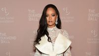 Gaya Rihanna Pakai Gaun dengan Pita Raksasa, Jadi Mirip Kado