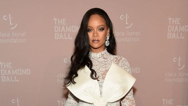 Gaya Rihanna Pakai Gaun dengan Pita Raksasa, Jadi Mirip Kado