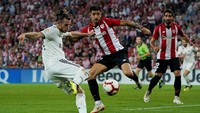 Gol Isco terlahir atas kontribusi Gareth Bale. Dari sisi kanan, Bale mengirim umpan silang yang ditanduk Isco di dalam kotak penalti. (Foto: Vincent West/Reuters)