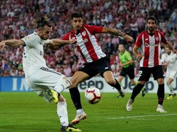 Gol Isco terlahir atas kontribusi Gareth Bale. Dari sisi kanan, Bale mengirim umpan silang yang ditanduk Isco di dalam kotak penalti. (Foto: Vincent West/Reuters)