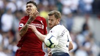 Tak ayal Firmino terkejut dan langsung memegangi mata kirinya. (Foto: Julian Finney/Getty Images)