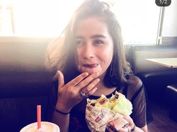 Prilly Makan Burger di Luar Negeri, Maxime Bouttier Kok Cemburu? Prilly Makan Burger di Luar Negeri, Maxime Bouttier Kok Cemburu?