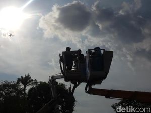 3 Pasang Pengantin Ini Menikmati Sensasi Menikah di Atas Crane