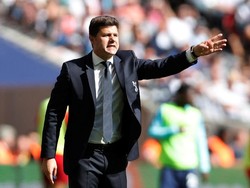 Mauricio Pochettino memberikan pengarahan kepada para pemain Tottenham Hotspur. Reuters/Paul Childs