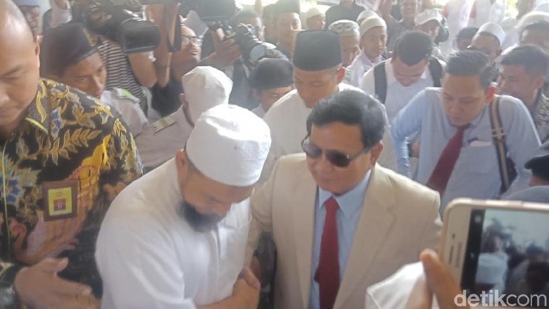 Berjas dan Kacamata  Hitam  Prabowo Hadiri Ijtimak Ulama II 