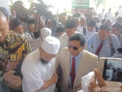Berjas dan Kacamata Hitam, Prabowo Hadiri Ijtimak Ulama II