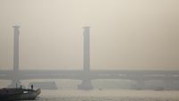 Penampakan Jembatan Ampera dan Sungai Musi yang Tertutup Asap