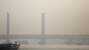 Penampakan Jembatan Ampera dan Sungai Musi yang Tertutup Asap