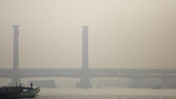 Penampakan Jembatan Ampera dan Sungai Musi yang Tertutup Asap