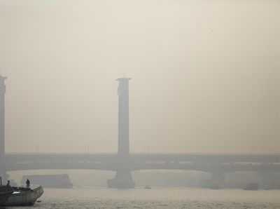 Penampakan Jembatan Ampera dan Sungai Musi yang Tertutup Asap