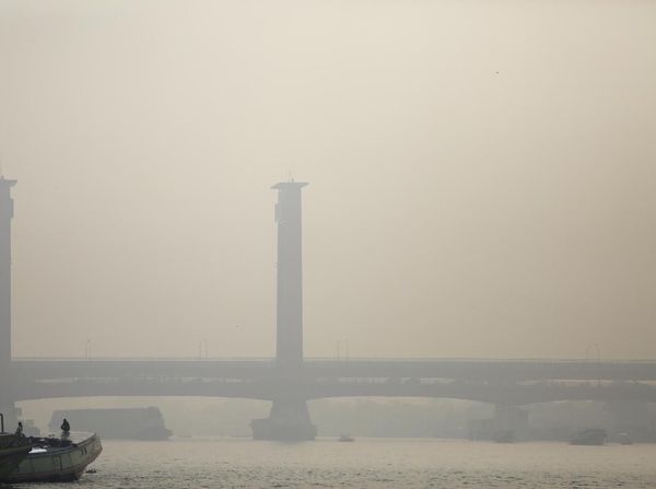 Penampakan Jembatan Ampera dan Sungai Musi yang Tertutup Asap