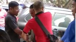 Foto: Dramatisnya OTT ke Anggota DPRD Golkar Soal Dana Gempa Lombok