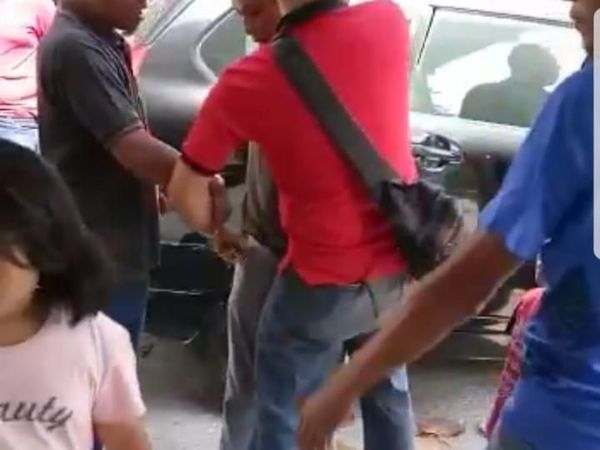 Foto: Dramatisnya OTT ke Anggota DPRD Golkar Soal Dana Gempa Lombok