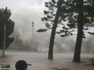 Dari Hong Kong, Topan Mangkhut Bergerak ke China Dari Hong Kong, Topan Mangkhut Bergerak ke China