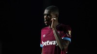 Issa Diop baru berusia 21 tahun dan bermain untuk West Ham United. Diop bisa saja pindah ke Manchester United jika ditawar seharga 60 juta euro. (Foto: Catherine Ivill/Getty Images)