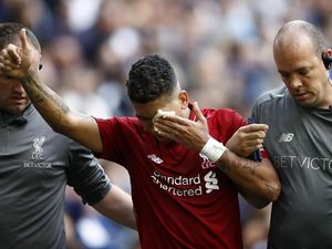 Ouch! Ketika Mata Firmino Tercolok Jari Vertonghen
