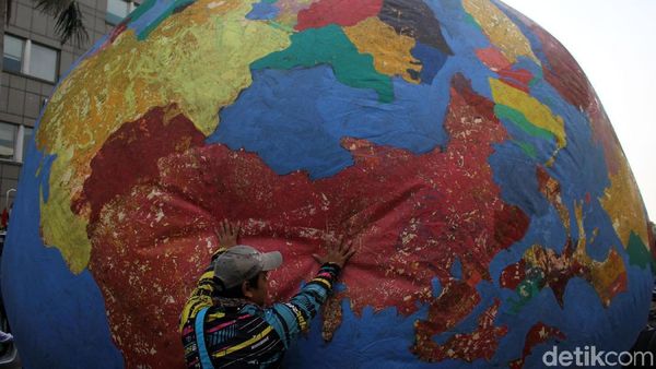 Ramai-ramai Peringati Hari Ozon se-Dunia di Bundaran HI