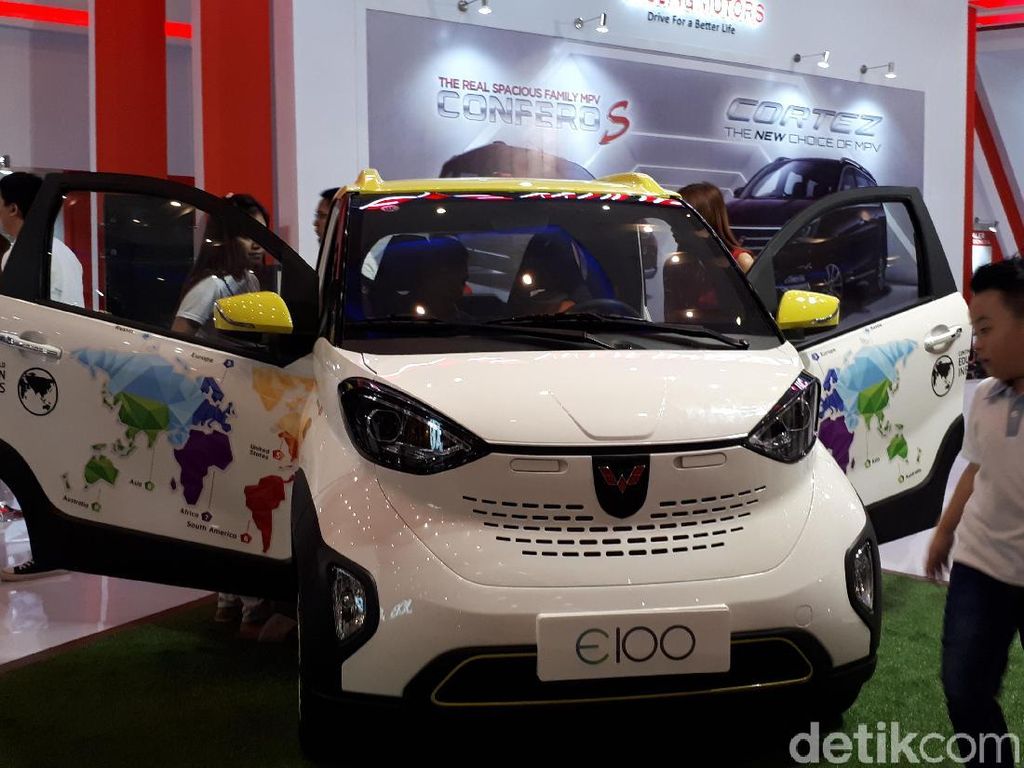 Mobil Listrik Wuling Sedot Perhatian Warga Surabaya Mobil Listrik Wuling Sedot Perhatian Warga Surabaya