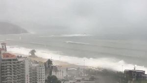 Foto: Tinggalkan Filipina, Topan Mangkhut Hantam Hong Kong