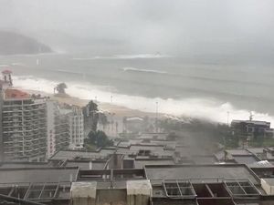 Foto: Tinggalkan Filipina, Topan Mangkhut Hantam Hong Kong