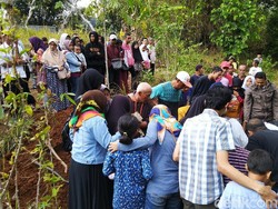 Isak Tangis Warnai Pemakaman Pelajar Korban Miras Oplosan