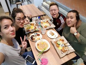 Hobi Ngeliwet dan Makan Nasi Bungkus, Sheila Marcia Tetap Ramping