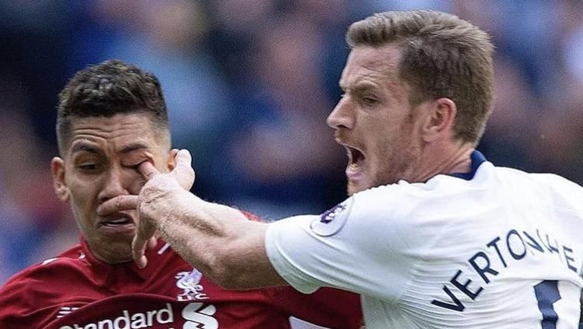 Firmino saat dicolok Jan Vertonghen (Twitter)
