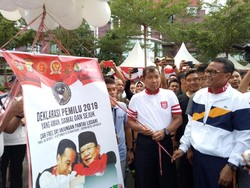 Spanduk Jokowi-Prabowo Pelukan Diterbangkan di Deklarasi Damai