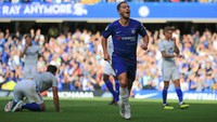 Eden Hazard tampil sensasional kala mengalahkan Cardiff 4-1. Hazard mengobrak-abrik pertahanan lawan dan menceploskan tiga gol yang membawa Chelsea membalikkan kedudukan. The Blues pun menjaga laju sempurnanya. (Foto: Marc Atkins/Getty Images)