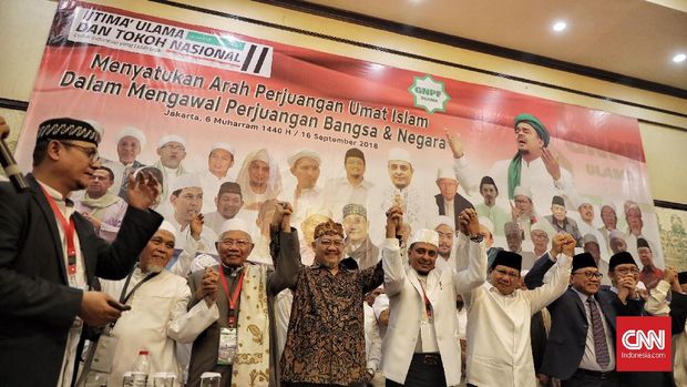 Bakal calon presiden Prabowo Subianto menandatangani Pakta Integritas nan diberikan oleh Gerakan Nasional Pengawal Fatwa (GNPF) Ulama dalam Ijtima Ulama 2 di Hotel Grand Cempaka, Jakarta (16/9). GNPF Ulama resmi memberikan support kepada pasangan bakal calon Presiden dan Wakil Presiden Prabowo Subianto-Sandiaga Uno dalam menghadapi Pilpres 2019.