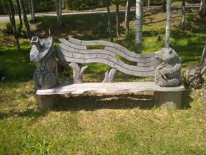 Uniknya Bangku Kayu di Pegunungan Jepang Uniknya Bangku Kayu di Pegunungan Jepang