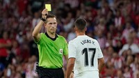 Sebanyak delapan kartu kuning dikeluarkan wasit Jose Gonzalez. El Real cuma kebagian dua, salah satunya diacungkan kepada Lucaz Vazquez. (Foto: Vincent West/Reuters)