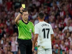 Sebanyak delapan kartu kuning dikeluarkan wasit Jose Gonzalez. El Real cuma kebagian dua, salah satunya diacungkan kepada Lucaz Vazquez. (Foto: Vincent West/Reuters)
