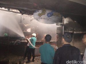 Kebakaran Rita Supermall Tegal Padam, Ini Dugaan Sumber Api Kebakaran Rita Supermall Tegal Padam, Ini Dugaan Sumber Api