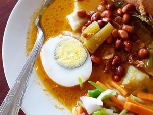 Minggu Pagi Paling Mantap Sarapan Lontong Kari yang Gurih Hangat Minggu Pagi Paling Mantap Sarapan Lontong Kari yang Gurih Hangat