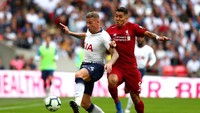 Firmino turun sebagai starter saat Liverpool bertandang ke Wembley di laga pekan kelima Premier League. Firmino diapit Sadio Mane dan Mohamed Salah sebagai trio penyerang. (Foto: Clive Rose/Getty Images)