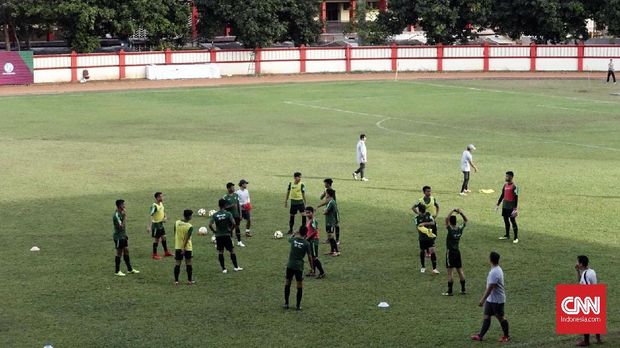 Timnas Indonesia U-19 berlatih di Stadion PTIK, Jakarta.