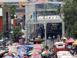 Pembangunan Skybridge Tanah Abang Dikebut, PKL Diminta Libur