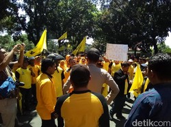 Massa Demo Kantor DPD Golkar Depok, Lalin Macet Parah