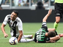 Ronaldo sempat mengalami benturan dengan Domenico Berardi. (Foto: Massimo Pinca/Reuters)