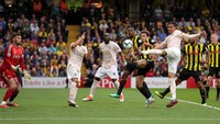 Manchester United menang tipis 2-1 melawan Watford yang datang ke laga dengan status sempurna di empat laga pertama. Gol kemenangan Setan Merah dicetak oleh Chris Smalling dengan tembakan voli. (Foto: Richard Heathcote/Getty Images)