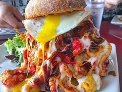 Wouw! Burger Jumbo Beragam Isi Ini Beratnya Mencapai 5.8 kg