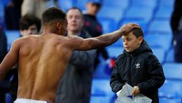 Pemain Everton Dominic Calvert-Lewin menyapa fans cilik dan memberikan kausnya. Fans cilik ini menuliskan pesan ke Calver-Lewin, berharap sang idola memberikan kausnya. (Foto: Phil Noble/REUTERS)