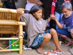 Kisah Pensiunan Guru SD yang Kini Mendidik ODGJ di Cianjur