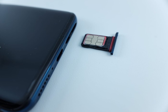 Slot dual SIM card fisik di iPhone XS. Foto: iPhone XS Slot dual SIM card fisik di iPhone XS. Foto: iPhone XS